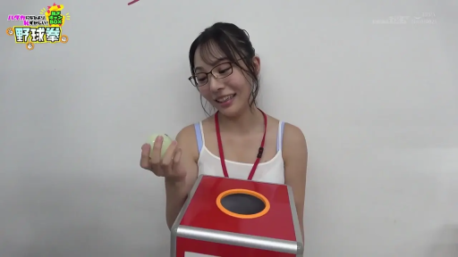 室内 · 中景 · 站姿 · 微笑 · 白色背心 · 亚洲女性 · 玩游戏 · 抽奖箱