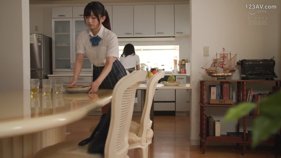 中景 · 弯腰 · 厨房 · JK制服 · 平淡 · 高清 · 餐具 · 整理餐桌