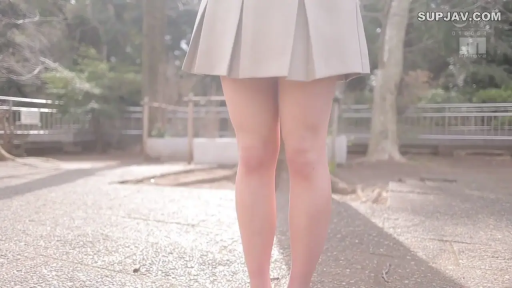 全景 · 微笑 · 长椅 · 浅色短裙 · 屋外庭園 · 侧身站立 · 户外拍摄