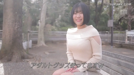 坐姿 · 半身 · 聊天 · 户外 · 公园 · 白色毛衣 · 愉快 · 长椅