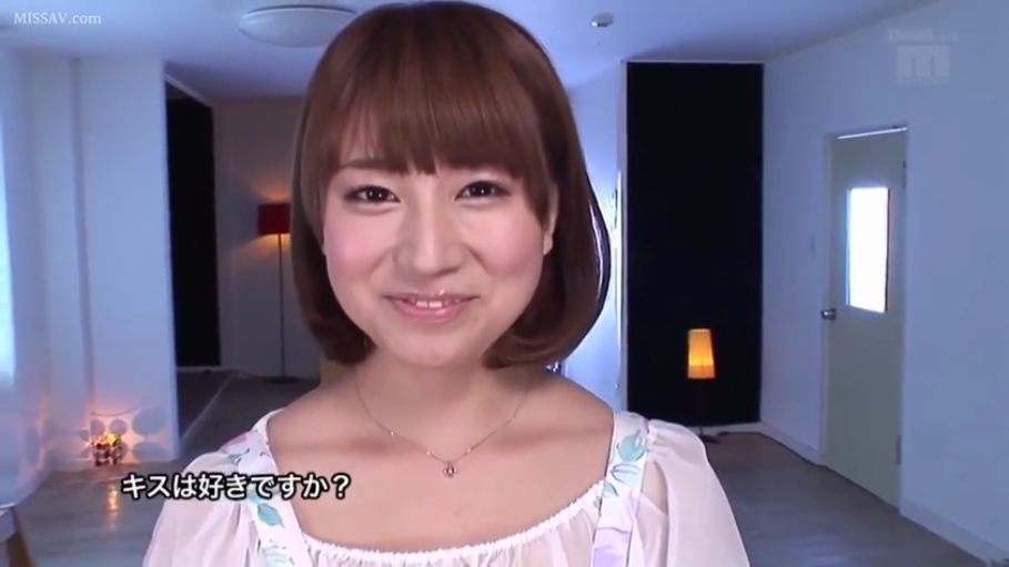 室内 · 微笑 · 面部特写 · 对视 · 正面 · 碎花吊带衫