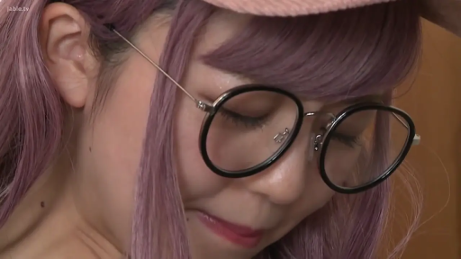 室内 · 低头 · 专注 · 面部特写 · 阅读 · 黑色服装 · 圆框眼镜 · 紫色头发