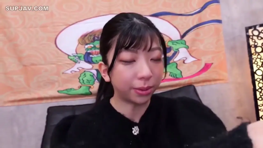 Indoor · Sitting Posture · Close-up of the face · 平静 · Background Wall Hanging · 注视下方 · 黑色针织衫