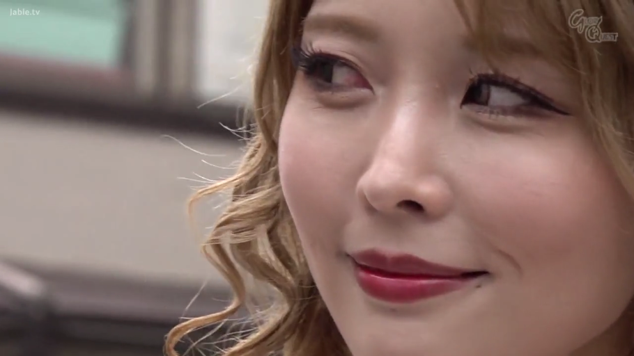 面部 · 微笑 · 注视 · 户外 · 侧头 · 长卷发