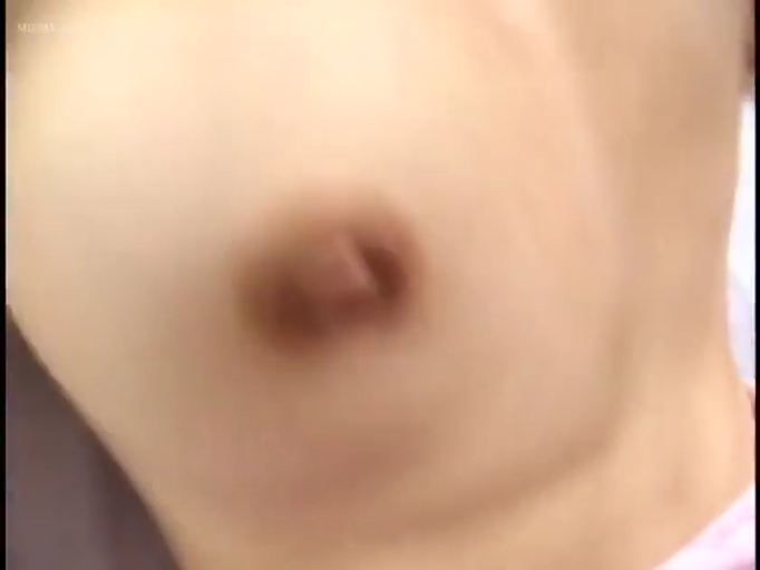室内 · 坐姿 · 项链 · 白色上衣 · 嘴部 · 惊讶 · 侧脸 · 口含