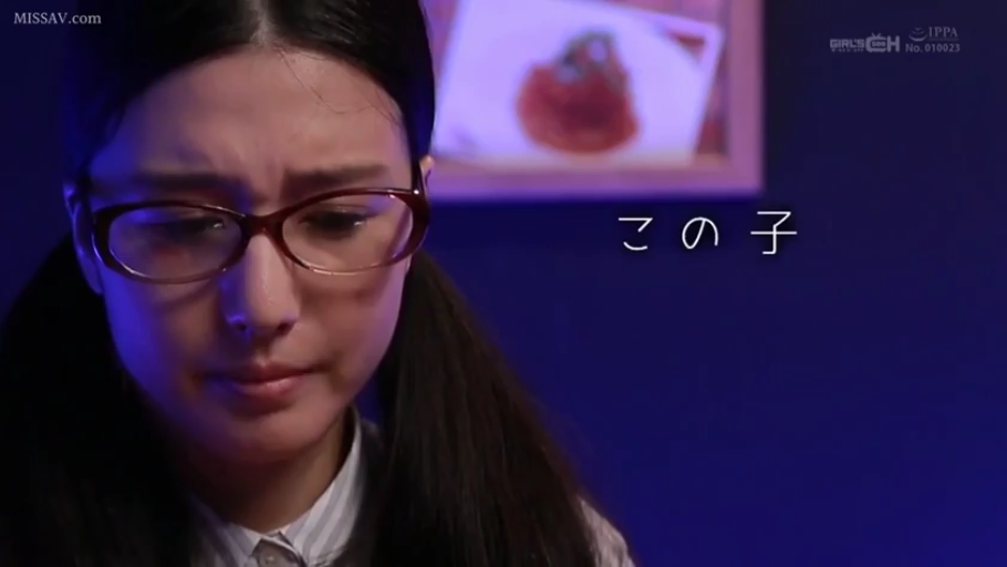 室内 · 面部 · 低头 · 眼镜 · 字幕 · 哭泣 · 条纹上衣 · 悲伤