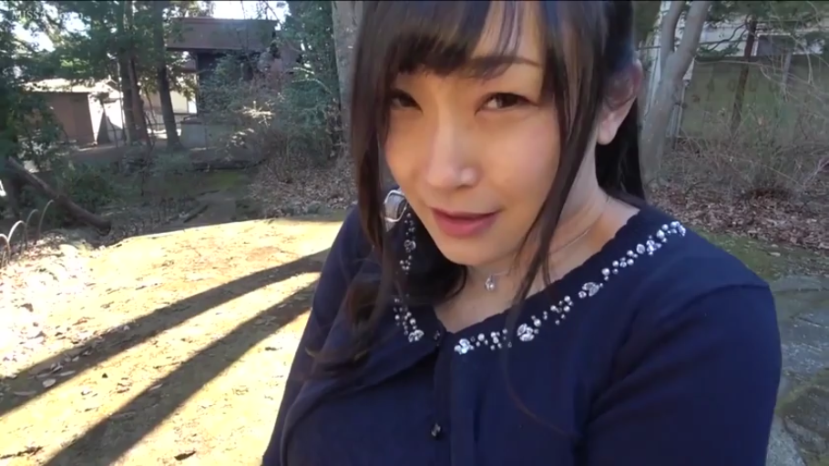 站立 · 项链 · 面部特寫 · 注视镜头 · 长发 · 含蓄微笑 · 户外林地 · 深蓝色点缀毛衣