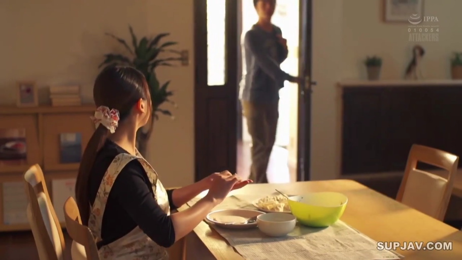 坐姿 · 中景 · 餐厅 · 围裙 · 做饭