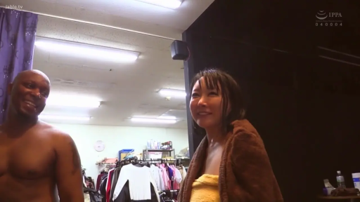 交谈 · 站立 · 半身 · 浴巾 · 更衣室 · 笑容 · 衣架 · 黑白配