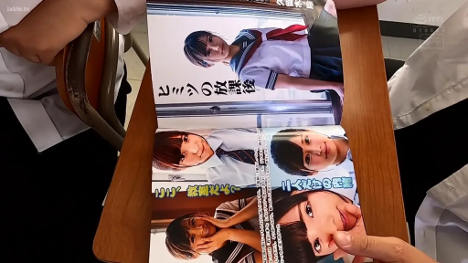 Sitting Posture · School uniform · Classroom · 课桌 · 手部 · 视角 · 翻阅杂志