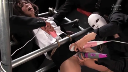 西装 · BDSM · 私处 · 调教 · 束缚 · 面具 · 挣扎 · 影棚