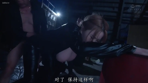 抽插 · 乳房 · 痛苦 · 后入位 · 紧身衣 · 昏暗室内 · 低光