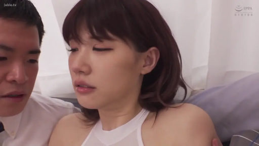 室内 · 脸部特写 · 依偎 · 白色挂脖背心