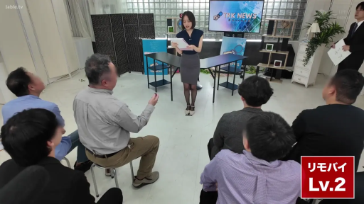 站立 · 半身 · ビジネススーツ · スタジオ · ニュース速報 · プロフェッショナル · 写字板 · 女主播