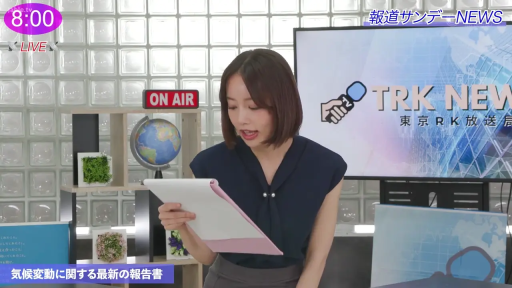 专注 · 站立 · 半身 · 职业装 · 新闻演播室 · 女主播 · 播报新闻 · 讲稿