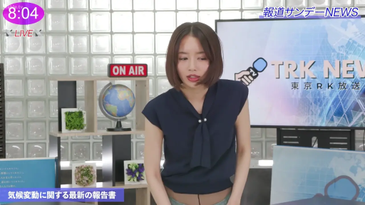 中景 · 站姿 · 端庄 · 无袖上衣 · 放送 · 主持 · 地球仪 · 演播厅