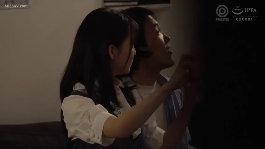 坐姿 · 卧室 · 中景 · 白衬衫 · 自然 · 交流 · 昏暗