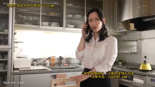 严肃 · 站立 · 白衬衫 · 职业装 · 厨房 · 手机 · 打电话