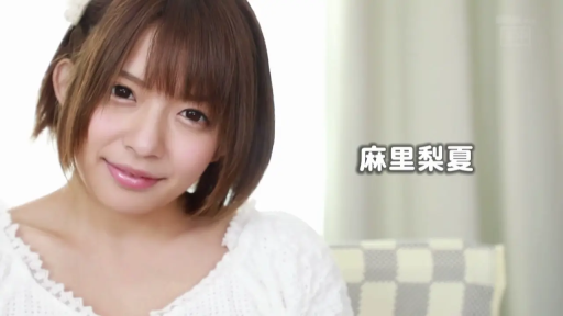 室内 · 脸部特写 · 微笑 · 端坐 · 白色针织衫 · 温婉 · 演员介绍