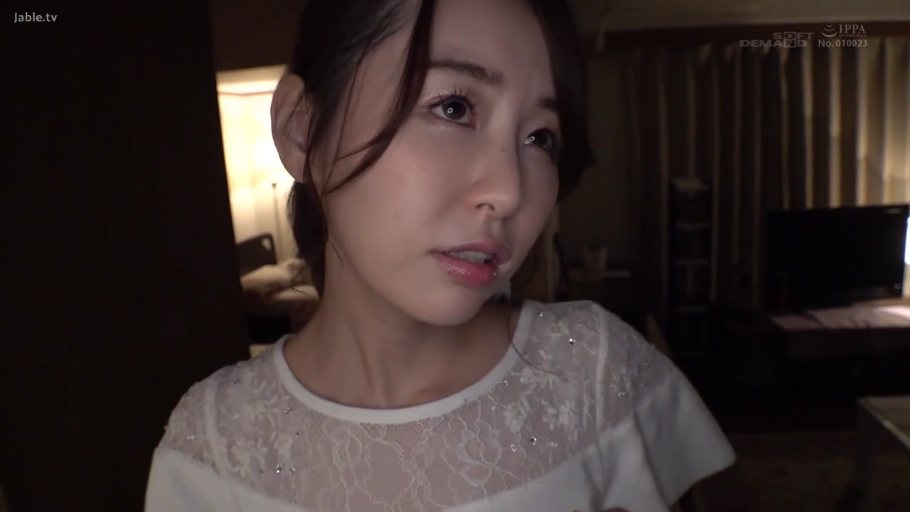 室内 · 顔部のクローズアップ · 凝視 · 高清 · 白色蕾丝衫 · 正面 · 迷茫