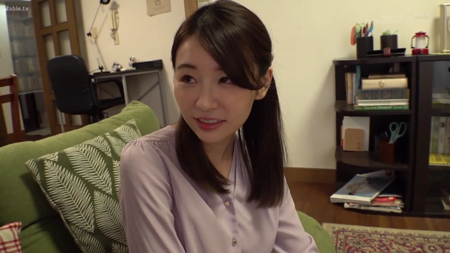 俯卧 · 面部特写 · 床上 · 对视 · 短发 · 白色内衣 · 灿烂笑容