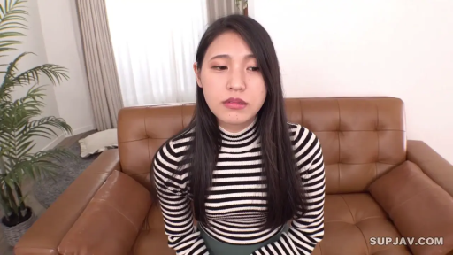 Sitting Posture · Potted plant · Leather sofa · Living room · Half-body · 呆滞 · Looking up · 条纹毛衣