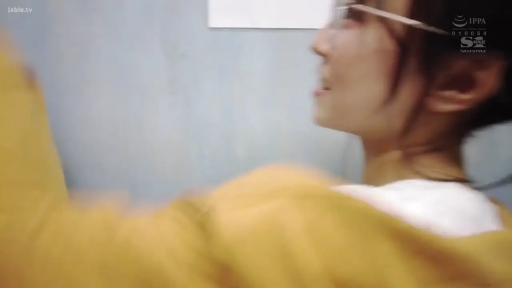 室内 · 站立 · 侧脸 · 黄色针织衫