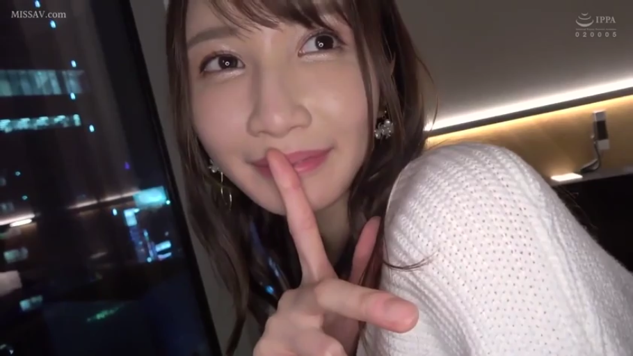 室内 · 顔のクローズアップ · 白色毛衣