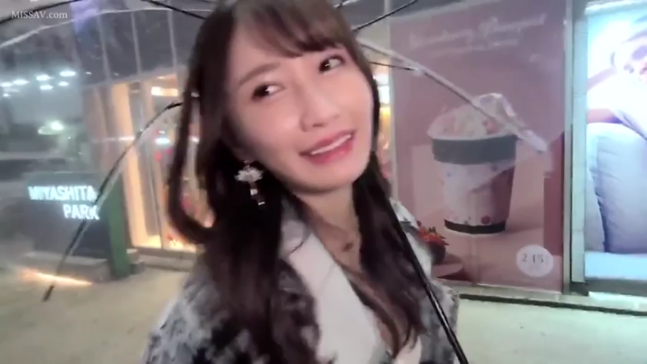 站立 · 微笑 · 近景 · 户外 · 外套 · 夜晚 · 撑伞 · 透明伞