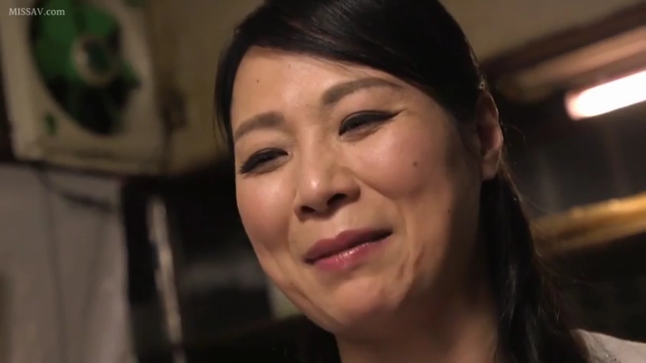 室内 · 面部特写 · 浅色衣服