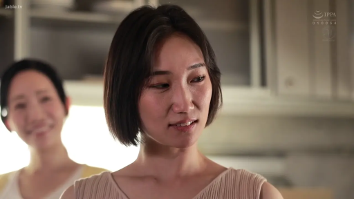 站立 · 中景 · 微笑 · 厨房 · 针织衫 · 谈话 · 橱柜 · 生活感