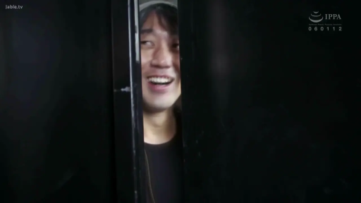 室内 · 站立 · 顔のクローズアップ · 笑容 · 男性 · 日常服饰 · 偷窥