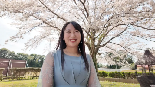 微笑 · 半身 · 对视 · 长发 · 正面 · 蓝色连衣裙 · 户外樱花下