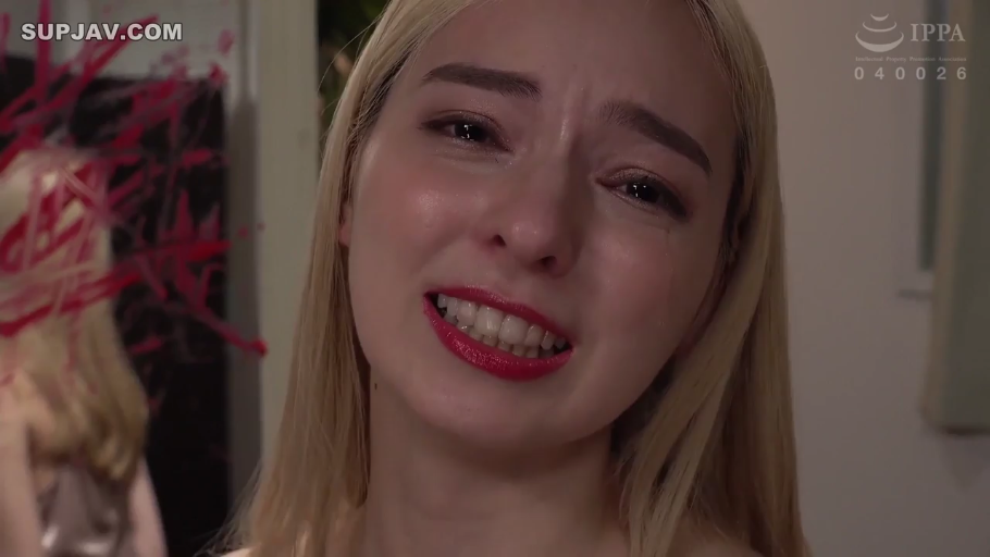 室内 · 脸部特写 · 裸体 · 正面