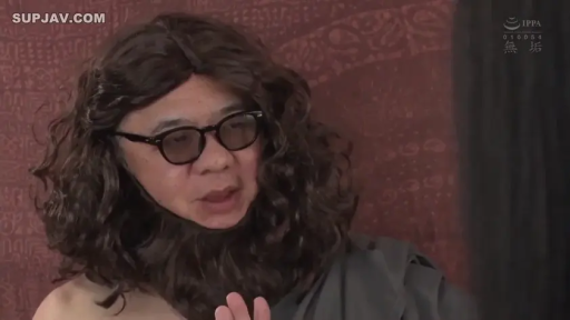 室内 · 坐姿 · 交谈 · 严肃 · 面部 · 假胡须 · 男性 · 灰色长袍