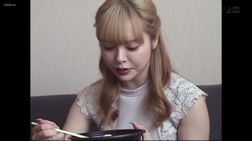 室内 · 坐姿 · 面部 · 平静 · 便服 · 金发 · 吃饭 · 碗筷