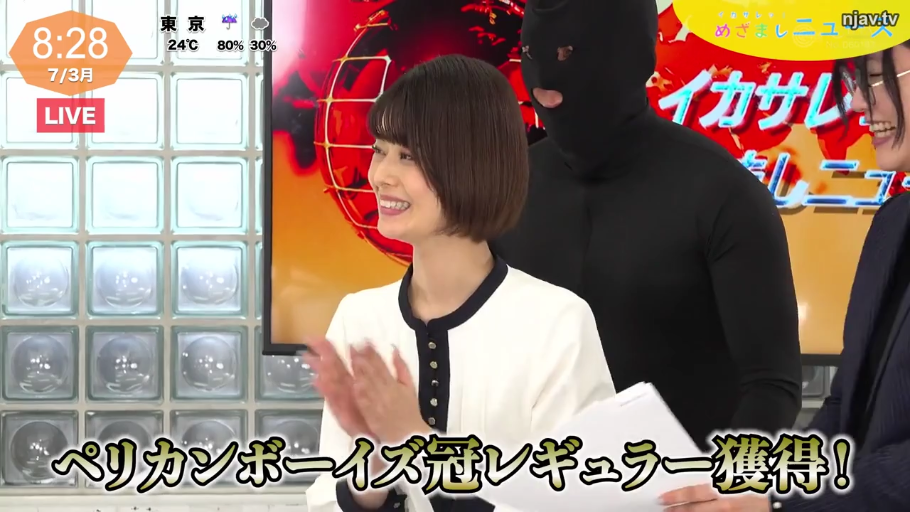 站立 · 微笑 · 半身 · 演播室 · 白色職業裝 · 鼓掌 · 模拟新闻 · 脚本