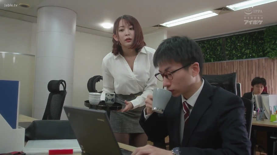 办公室 · 站立 · 微笑 · 笔记本电脑 · 职场诱惑 · OL职业装 · 递咖啡