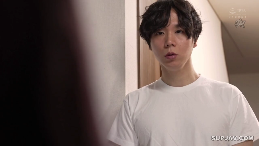 室内 · 站立 · 面部特写 · 呆滞 · 注视 · 白色T恤 · 亚洲男性