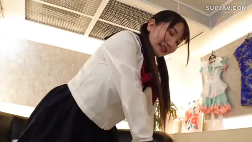 脸部 · 卧室 · 站立 · 平静 · 台灯 · 旗袍 · 整理服装