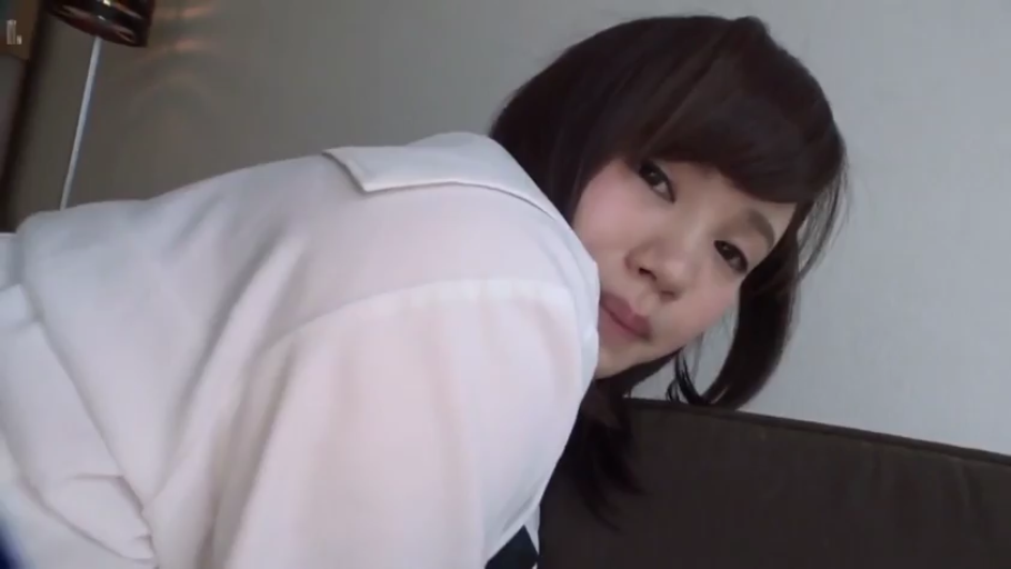 室内 · 身をかがめる · 顔部のクローズアップ · 白衬衫 · ソファ · 对视 · 平凡 · アジア人女性