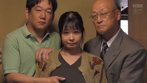 室内 · 严肃 · 眼镜 · 站立 · 半身 · 针织衫 · 熟女 · 摸乳