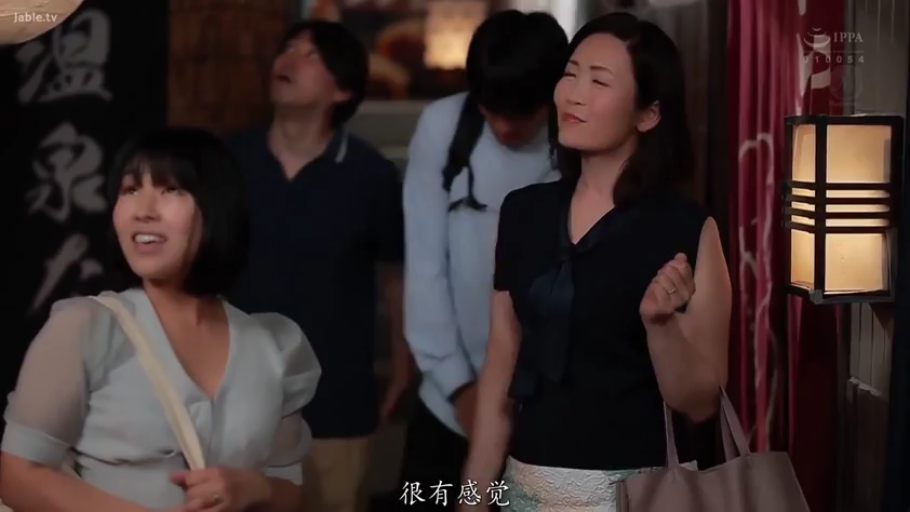 自然 · 便服 · 聊天 · 行走 · 户外 · 包 · 街景