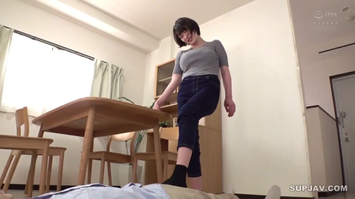 站立 · 灰色紧身上衣 · 住宅室内 · 仰视角