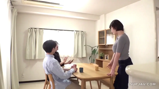 Conversation · Standing Posture · 全景 · 自然 · Living room · Casual wear · 居家 · 桌椅