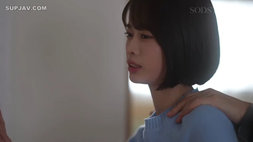 室内 · 面部 · 忧郁 · 站姿 · 针织衫 · 短发 · 被搭肩