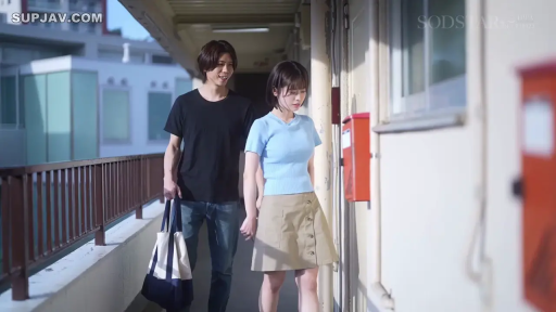 Whole body · 自然 · 行走 · Outdoor · 公寓走廊 · 谈笑 · 手提袋 · 日常休闲装