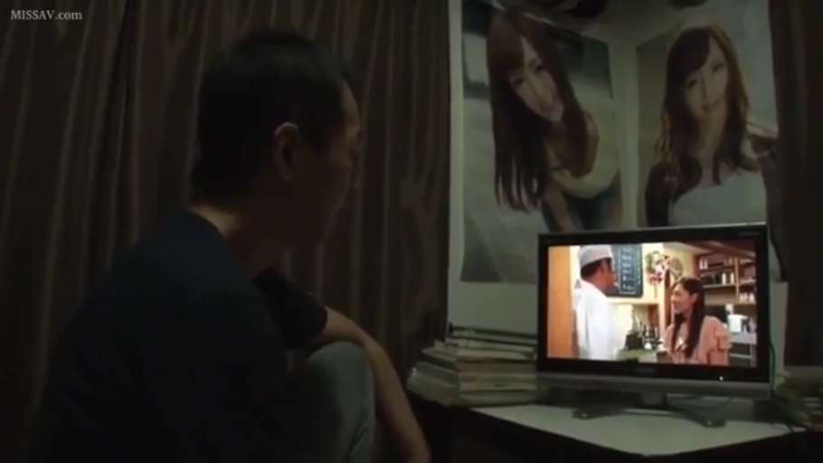 Sitting Posture · 平静 · Male · Indoor room · 黑色短袖 · 电视 · Watch TV