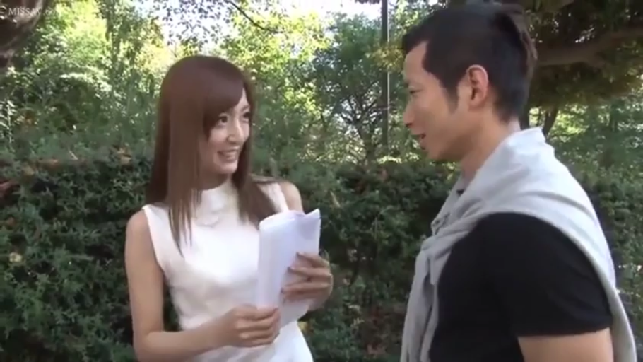 微笑 · 半身 · 户外公园 · 白色无袖衫 · 交流谈话 · 紙張 · 日间 · 站立面对面