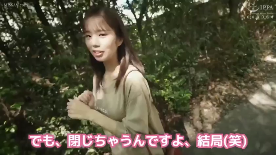 站立 · 中景 · 休闲装 · 户外